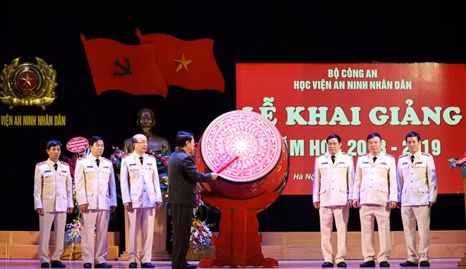 Thứ trưởng Bùi Văn Nam đánh trống khai giảng năm học mới 2018-2019