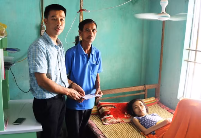 Phóng viên Báo CAND trao 8 triệu đồng tiền bạn đọc hỗ trợ chị Hồ Thị Hường ở Lộc Hà, Hà Tĩnh.