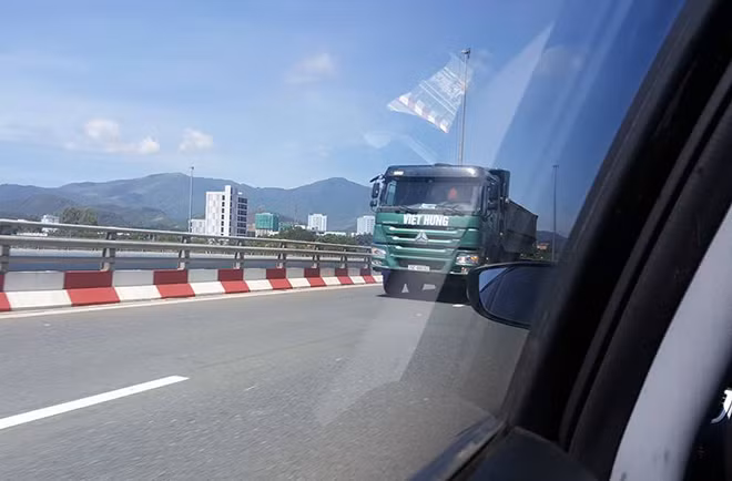 Xe tải Howo Việt Hưng chạy ngược chiều trên cao tốc Láng - Hòa Lạc. Ảnh: Nguyễn Minh Đức.