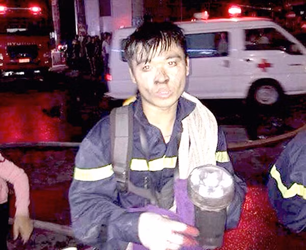 Khuôn mặt đen nhẻm của Hạ sĩ Tùng sau khi giải cứu 50 người trong vụ cháy khu đô thị CT4, Xa La, Hà Đông.