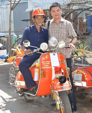 Tác giả cùng anh Nguyễn Cao Thượng bên chiếc xe chữa cháy hai bánh.