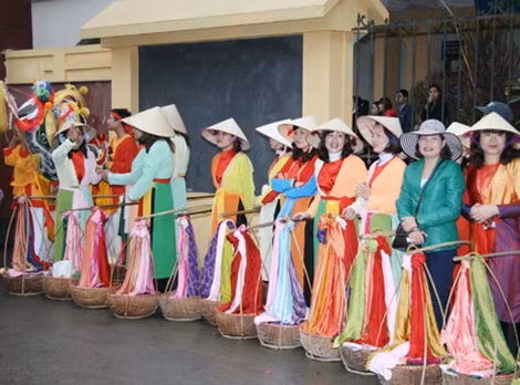 Những cô gái làng Vạn Phúc trong phiên chợ lụa truyền thống.
