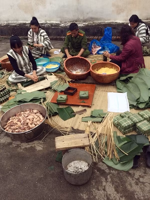 Cán bộ Trại tạm giam Công an tỉnh Yên Bái và các phạm nhân tất bật chuẩn bị đón xuân.