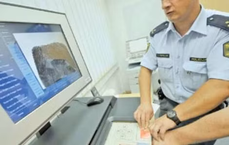 Cảnh sát Romania đang sử dụng hệ thống chia sẻ dữ liệu Schengen để kiểm tra dấu vân tay nhằm xác định đối tượng có phải là tội phạm hay khủng bố hay không.