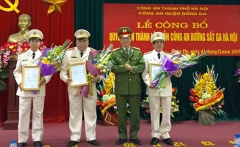 Đại tá Đào Thanh Hải –Phó Giám đốc Công an thành phố Hà Nội trao quyết định cho lãnh đạo Đồn Công an đường sắt ga Hà Nội.
