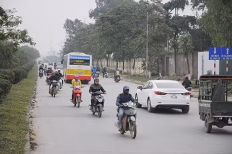 Hai bên đường gom Đại lộ Thăng Long là hướng đi một chiều của ô tô, nhưng lại là hướng đi ngược chiều của phương tiện xe máy, xe thô sơ. Chính điều này khiến giao thông trở nên lộn xộn, rối rắm.