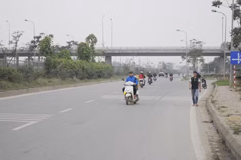 Nhiều người điều khiển xe máy không đội mũ bảo hiểm.
