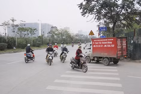 Nhiều người cho rằng, một số đoạn từ lâu đã trở thành “điểm đen” của tai nạn giao thông. Mà nguyên nhân chính là do việc xe máy, xe thô sơ được di chuyển hai chiều trên đường gom, ô tô nếu không quen được rất khó tránh được các phương tiện đi ngược chiều.