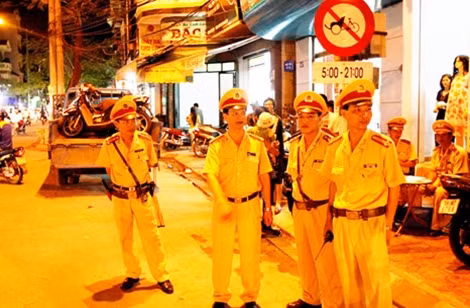 Lực lượng CSGT tuần tra kiểm soát, đảm bảo TTATGT ban đêm.
