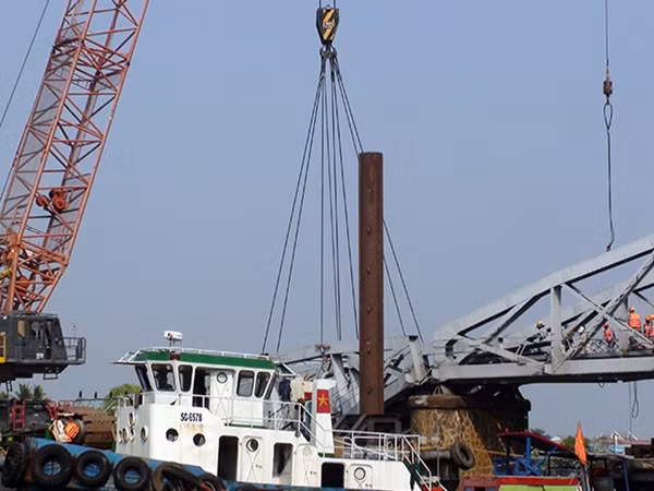 Lực lượng chức năng tiến hành trục vớt cầu Ghềnh.