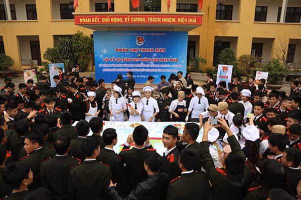 Bánh huy động 60 đoàn viên thanh niên tham gia thực hiện trong 2h.
