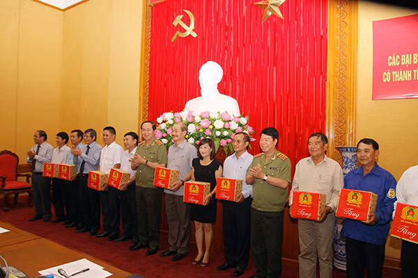 Bộ trưởng Trần Đại Quang cùng các đồng chí lãnh đạo Bộ Công an, Tổng LĐLĐ Việt Nam tặng quà các tập thể, cá nhân tiêu biểu. Ảnh Việt Hưng.