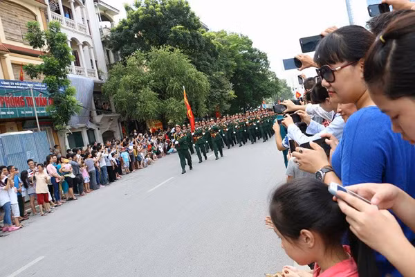 Người dân nồng nhiệt đón đoàn diễu binh. Ảnh: Trần Ngọc.