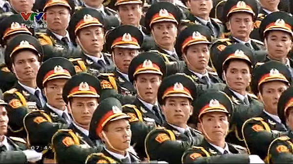 Các khối sĩ quan Quân đội nhân dân Việt Nam tiến vào lễ đài. Ảnh: Chụp màn hình.
