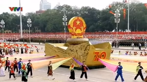 Đi đầu đội hình diễu binh là xe Quốc huy nước Cộng hoà xã hội chủ nghĩa Việt Nam.