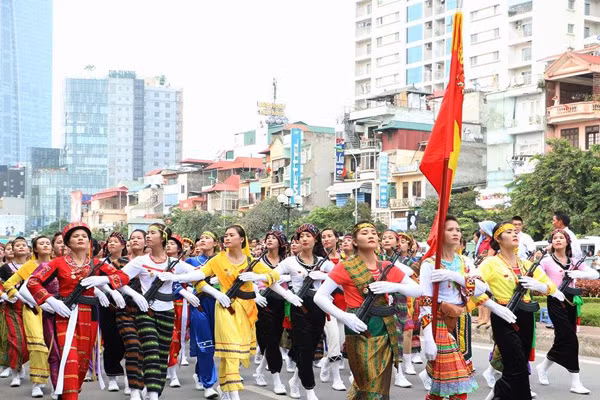 Khối dân quân các dân tộc thể hiện sự đoàn kết các dân tộc. Ảnh: Trần Ngọc.