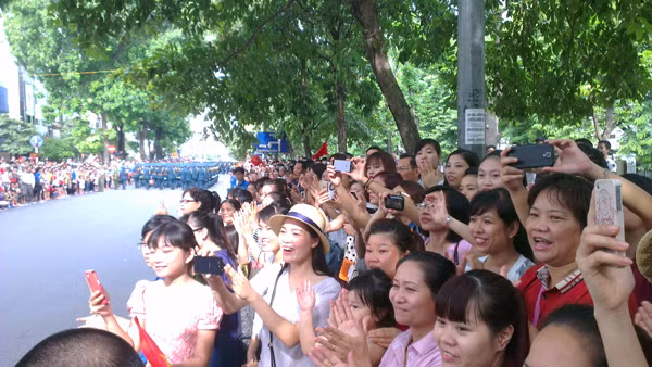 Ai cũng cố gắng chụp thật nhiều những tấm ảnh ghi lại khoảnh khắc lịch sử. Ảnh: Thanh Xuân.