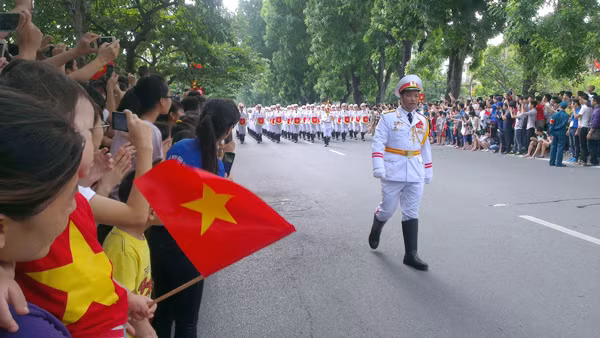 Đội quân nhạc mang lại sự rộn ràng khắp tuyến phố. Ảnh: Thanh Xuân.