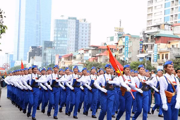 Khối nữ tự vệ trên đường phố. Ảnh: Trần Ngọc.