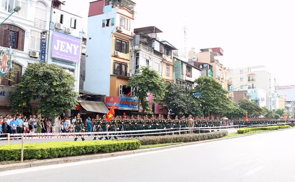 Những bước chân tự hào trên phố phường Hà Nội. Ảnh: Trần Ngọc.