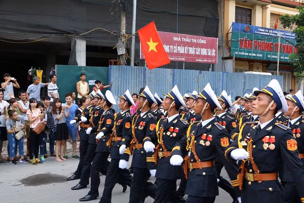 Đoàn diễu binh tới đường Liễu Giai. Ảnh: Trần Ngọc.