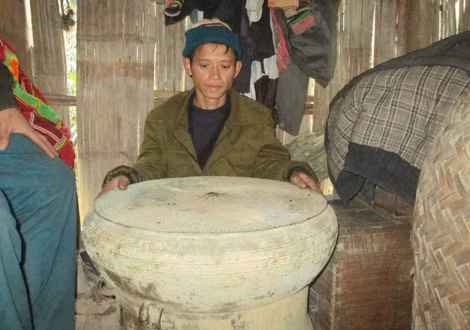 Chiếc trống đồng là dụng cụ không thể thiếu để làm "ma khô".