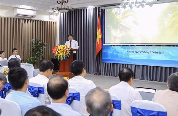Các đại biểu đang thảo luận phương pháp đổi mới, sáng tạo, ứng dụng công nghệ trong dạy và học tại ĐHQGHN.