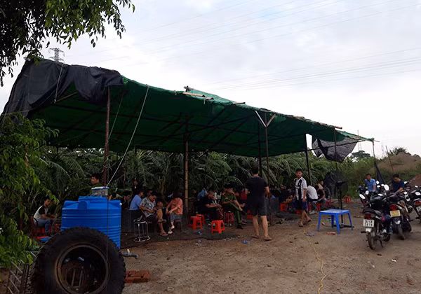 Công an tỉnh Hải Dương bắt giữ các đối tượng đánh bạc.
