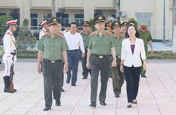 Bộ trưởng Tô Lâm dẫn đầu Đoàn công tác của Bộ Công an đến thăm và làm việc với Công an tỉnh Bạc Liêu.