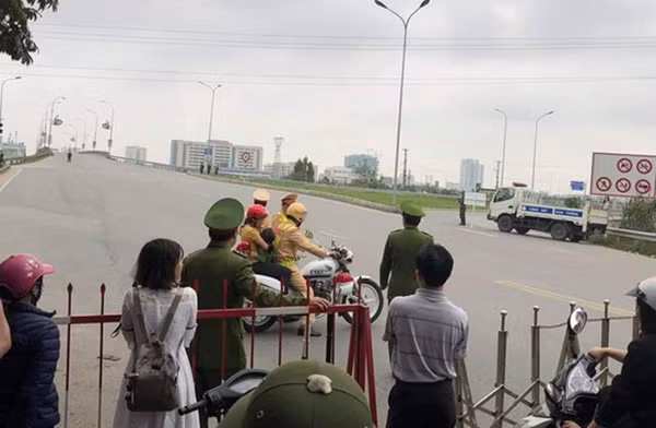 Hình ảnh các chiến sĩ CSGT dùng xe đặc chủng đưa hai mẹ con đi bệnh viện.