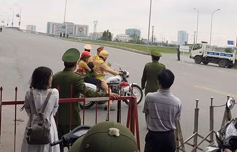 Hình ảnh cán bộ Cảnh sát Giao thông Bắc Ninh dùng xe đặc chủng chở cháu bé đi cấp cứu.