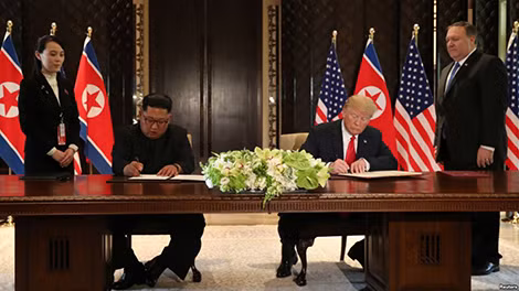 Hình ảnh hai nhà lãnh đạo tại cuộc gặp lần thứ nhất ở Singapore. Ảnh: DtiNews. Hình ảnh hai nhà lãnh đạo tại cuộc gặp lần thứ nhất ở Singapore. Ảnh: DtiNews.