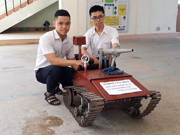 Hai em Phạm Hồng Thái (bên phải) và Võ Đặng Văn Thành (bên trái) cùng với sản phẩm robot cứu hỏa. Hai em Phạm Hồng Thái (bên phải) và Võ Đặng Văn Thành (bên trái) cùng với sản phẩm robot cứu hỏa.