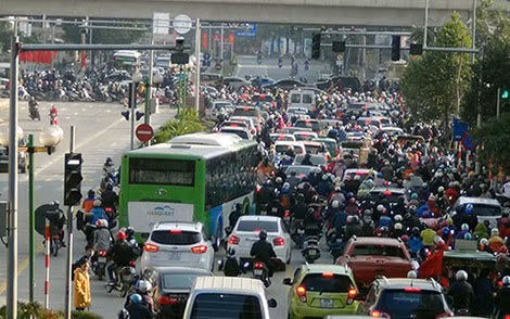 Không chịu được cảnh ùn tắc, nhiều phương tiện đã tràn vào đường dành riêng cho xe buýt nhanh BRT.