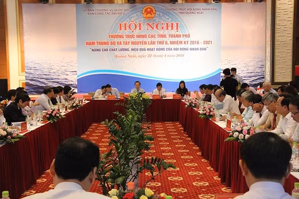 Phó Chủ tịch Quốc hội Phùng Quốc Hiển tham dự và chỉ đạo hội nghị. Phó Chủ tịch Quốc hội Phùng Quốc Hiển tham dự và chỉ đạo hội nghị.
