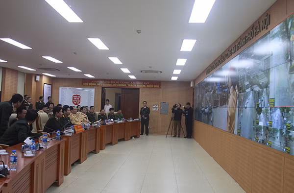 Đoàn công tác kiểm tra tại Trung tâm chỉ huy Công an TP Hà Nội.