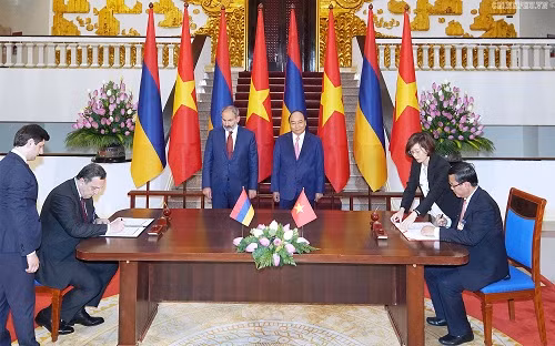 Hai Thủ tướng chứng kiến lễ ký Hiệp định giữa Chính phủ Việt Nam và Chính phủ Armenia về hợp tác trong lĩnh vực giáo dục và khoa học.