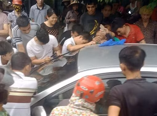 Kịp thời giải cứu 2 cháu bé mắc kẹt trong xe ô tô