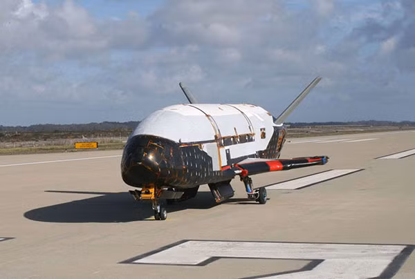 Phi thuyền không gian siêu tối mật X-37B do Boeing chế tạo.