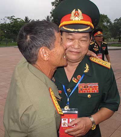 Phút giây gặp lại đồng đội.