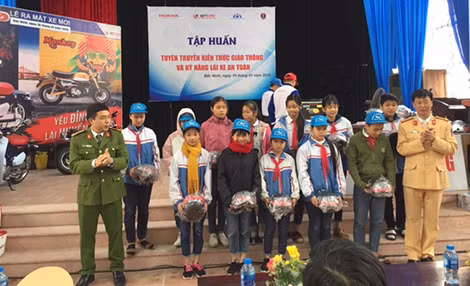 Phòng CSGT Công an tỉnh Bắc Ninh tuyên truyền An toàn giao thông và trao tặng mũ bảo hiểm cho các em học sinh trên địa bàn huyện Gia Bình.