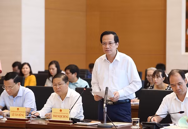 Bộ trưởng Bộ Lao động, Thương binh và xã hội Đào Ngọc Dung giải trình trước Uỷ ban Về các vấn đề xã hội của Quốc hội. Bộ trưởng Bộ Lao động, Thương binh và xã hội Đào Ngọc Dung giải trình trước Uỷ ban Về các vấn đề xã hội của Quốc hội.