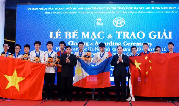 Ban tổ chức trao Huy chương vàng cho các thí sinh đoạt giải.