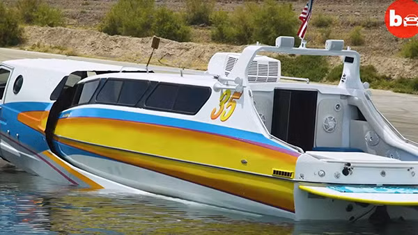 Chiếc Boaterhome cũng được trang bị đầy đủ như một chiếc thuyền