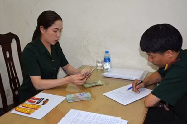 Cán bộ điều tra lấy lời khai ban đầu của đối tượng Phương.