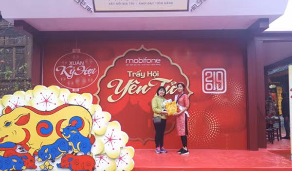 Khách hàng chương trình Kết nối dài lâu của MobiFone nhận vé cáp treo miễn phí tại Lễ hội Yên Tử, Quảng Ninh.