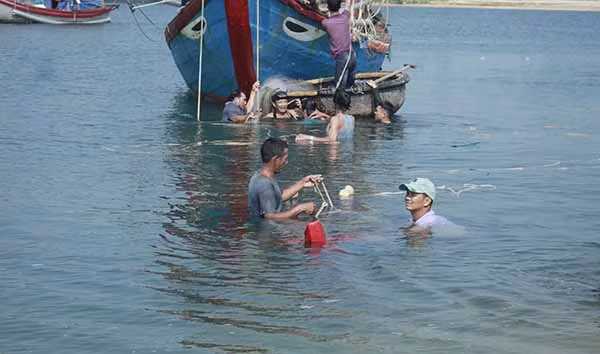Hàng trăm thanh niên, người dân có mặt để tham gia trục vớt 2 tàu cá của ngư dân bị đánh chìm.