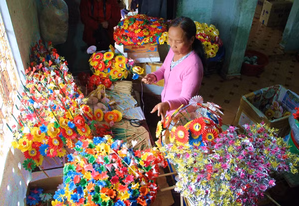 Người thợ ở làng Thanh Tiên với sản phẩm hoa giấy bán dịp Tết.
