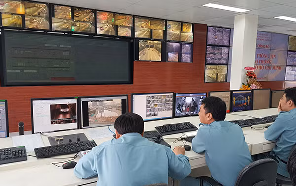 Màn hình hiển thị tình hình giao thông trên các tuyến đường do hệ thống camera truyền về Trung tâm Giám sát giao thông.