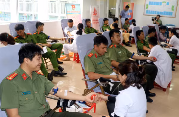 Đoàn viên thanh niên Công an hiến máu sau lễ phát động.